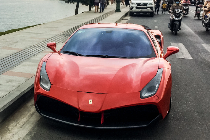 Chỉ biết rằng, đây là chiếc xe Ferrari 488 GTB độ Misha Designs thứ 2 tại dải đất hình chữ S, chiếc đầu tiên hiện đang thuộc sở hữu của doanh nhân Quốc Cường. Hãng độ Misha Designs không can thiệp vào nâng cấp động cho cho siêu xe Ferrari 488 GTB.