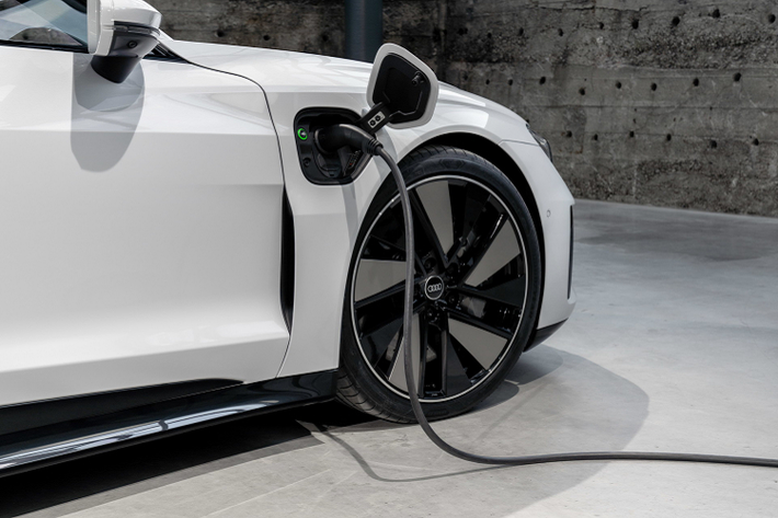 E-tron GT có hai cổng sạc ở hai bên thân xe. Cả hai cổng sạc đều cho phép sạc AC, trong khi phía hành khách hỗ trợ sạc nhanh DC. Đối với sạc tại nhà, E-tron GT có bộ sạc tiêu chuẩn 11kW AC, cho phép nó sạc lại pin qua đêm. Bộ sạc 22kW tùy chọn để sử dụng tại nhà cũng sẽ được cung cấp.