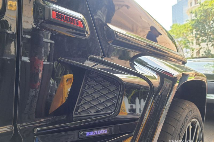 Mercedes-AMG G63 độ Brabus 800 sở hữu ngoại thất bao gồm lưới tản nhiệt tinh chỉnh, cản trước tái thiết kế, nắp ca-pô, viền đèn xi-nhan, gương chiếu hậu, tay nắm cửa, đèn trợ sáng trên nóc xe đều được ốp sợi carbon.