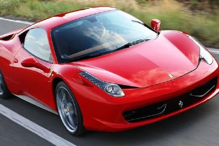 Ferrari 458 Italia Xe Ferrari không thật sự nổi tiếng về chất lượng chế tạo của chúng. Trên thực tế, tai tiếng có thể là một từ ngữ thích hợp hơn. Vì vậy, khi tin tức bắt đầu lan truyền về những chiếc 458 Italia bốc cháy một cách bí ẩn, không nhiều người thấy ngạc nhiên. Qua điều tra, vấn đề được phát hiện bắt nguồn từ một chất kết dính không phù hợp mà được sử dụng trong các vòm bánh sau của xe. Chúng ở bên cạnh động cơ, vậy nên trong một số trường hợp, chúng trở nên quá nóng và bùng cháy. Ferrari đã khắc phục sự cố miễn phí, và kể từ đó không có báo cáo về vấn đề tương tự nào nữa.
