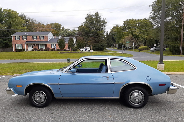 Ford Pinto Một trong những mẫu xe gặp vấn đề cháy tai tiếng nhất và sớm nhất là Ford Pinto, một mẫu xe bé nhỏ của thập niên 1970. Nhiều thông tin cho rằng vì thiết kế của chiếc xe, bình xăng có thể dễ dàng bị vỡ khi va chạm, qua đó khiến toàn bộ chiếc xe bắt lửa. Thật không may, có tới 180 trường hợp tử vong đã được ghi nhận do lỗi này. Vì thế, khách hàng nhanh chóng tránh xa chiếc xe, khiến doanh số bán hàng tụt dốc, và Ford quyết định “xử trảm” nó.