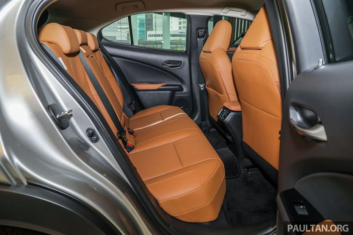 Ngoài ra, thiết kế tổng thể của Lexus UX vẫn mang phong cách L-finesse đặc trưng của hãng xe sang Nhật Bản với những đường nét táo bạo, mạnh mẽ và trẻ trung. Bên cạnh đó, các trang bị tiện nghi của mẫu xe này có thể kể tới như màn hình giải trí 10.25 inch, HUD, khoang cabin bọc da cao cấp, điều hoà tự động và hệ thống âm thanh Mark Levinson...
