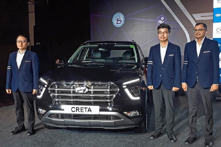 Ở Hyundai Creta 2021 dành cho thị trường Ấn Độ, lưới tản nhiệt Cascading Grille này đi kèm những nan nằm ngang mạ crôm. Trong khi đó, Hyundai Creta 2021 ở thị trường Nga lại có mắt lưới đan vào nhau trông phức tạp hơn. Bên dưới lưới tản nhiệt của Hyundai Creta 2021 ở thị trường Nga là hốc gió trung tâm cỡ lớn hơn với viền màu bạc. Viền này nối liền với tấm ốp gầm giả màu bạc bên dưới cản trước.