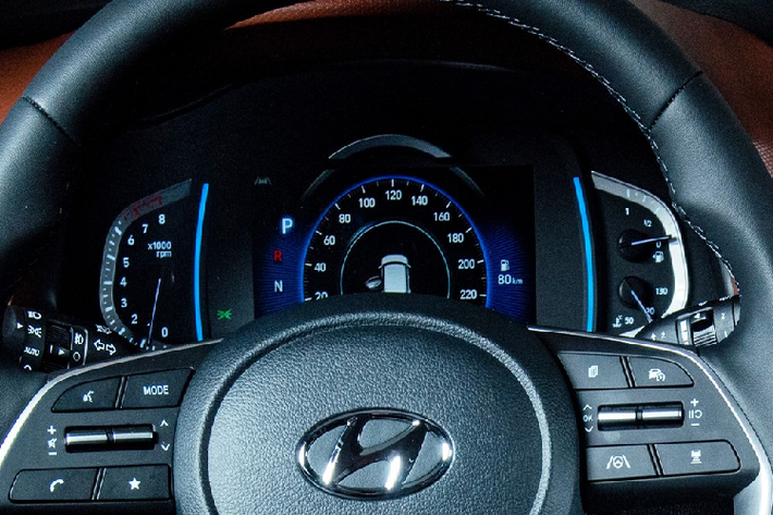 Đằng sau, Hyundai Creta 2021 tại thị trường Nga có cụm đèn hậu giống với xe ở Ấn Độ. Bao quanh cụm đèn hậu này là 2 đường cắt mới khá sắc sảo vốn không có trên Hyundai Creta 2021 tại Ấn Độ. Riêng đèn phanh thứ ba của xe được chuyển từ cửa cốp lên cánh gió mui. Bên trong Hyundai Creta 2021 dành cho thị trường Nga là không gian nội thất không khác gì xe ở Ấn Độ.