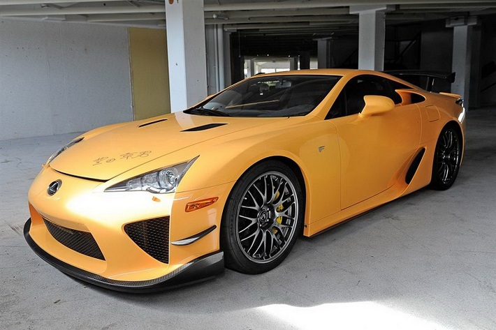 Lexus LFA Vào năm 2011, Lexus đã ra mắt một kiệt tác về siêu xe. Hãng khi đó muốn tạo ra một biểu tượng và đã thực hiện điều đó với khung gầm liền khối polyme được gia cố bằng sợi carbon, động cơ V10 4.8 lít đặt phía trước được phát triển bởi Yamaha. Chiếc siêu xe này có công suất 553 mã lực ở tốc độ máy 8.700 vòng/phút, tạo ra âm thanh hay nhất từ khối động cơ V10 thương mại. Lexus tuyên bố động xe có thể chuyển từ trạng thái cầm chừng sang redline chỉ trong 0,6 giây. Lexus sản xuất LFA trong chỉ trong một năm đời xe.