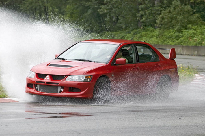 Mitsubishi Lancer Evo Khi Mitsubishi vẫn còn đang dẫn đầu cuộc chơi của mình, hãng đã có một phiên bản xe đua đường trường của chiếc xe đua dựa trên chiếc sedan Lancer. Cùng khuôn mẫu với Subaru Impreza WRX, Evo là một chiếc xe hiệu năng cao với động cơ tăng áp, dẫn động bốn bánh với giá bán tương đối phải chăng.