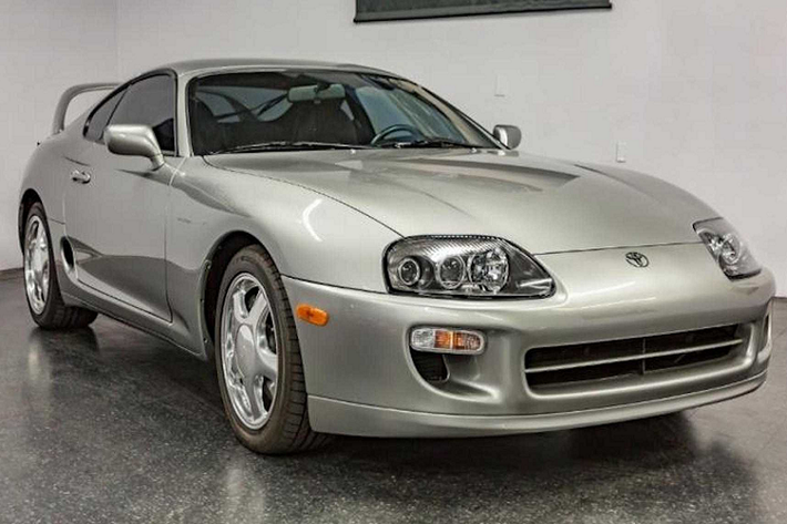 Toyota Supra (MkIV) Sau khi Nissan lần đầu công bố GT-R vài năm, Toyota liền tung ra đối thủ của mẫu xe này, chiếc Toyota Supra. Ở những thế hệ đầu tiên, xe sử dụng chung nền tảng và cả động cơ của Celica. Nó chỉ thực sự lột xác khi bước vào thế hệ thứ tư (A80) với ngoại hình lột xác hoàn toàn và khối động cơ 2JZ mạnh mẽ, dễ độ và có độ bền cao.
