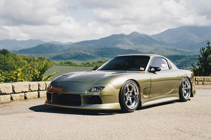 Mazda RX-7 Với RX-7, Mazda đã khiến tên tuổi mình nổi tiếng hơn ở cuối thế kỷ 20 khi sử dụng động cơ xoay Wankel trên những mẫu xe thương mại sản xuất số lượng lớn. Trên chiếc xe thể thao này, khối động cơ dung tích chỉ 1.3 lít đã có thể sản sinh công suất cực đại lên đến 252 mã lực ở biến thể đầu tiên và 276 mã lực ở phiên bản nâng cấp sau đó.