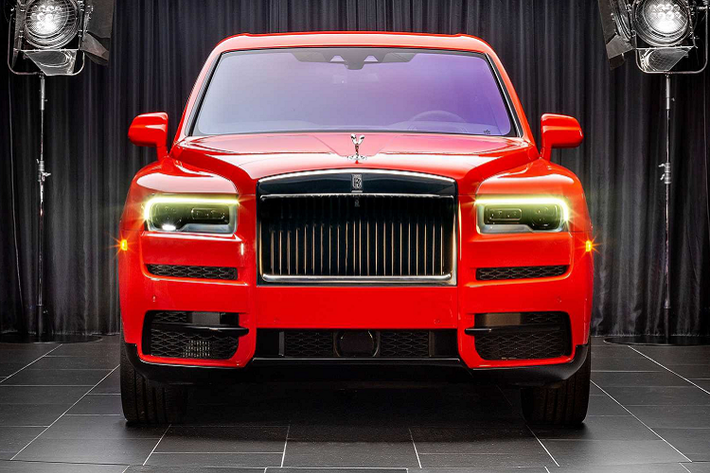Có tổng cộng 4 màu mới dành cho Rolls-Royce Cullinan 2021 mới tại thị trường Mỹ. Những màu này nằm trong bộ sưu tập "Colors of Cullinan Collection", gồm màu đỏ tươi, xanh Paradiso, màu ô liu đậm và xám Selby. Bốn màu tiếp theo gồm xanh Peacock, xanh lá, vàng và đỏ mận sẽ được ra mắt trong thời gian tới.