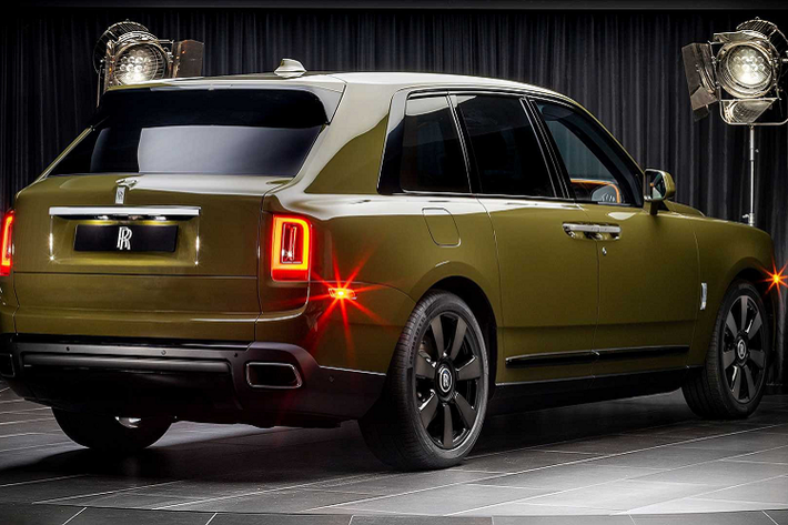 SUV đầu tiên của Rolls-Royce được trang bị động cơ tăng áp kép V12 6.75L, sản sinh công suất 571 mã lực và mô-men xoắn cực đại 850 Nm. Xe được trang bị hộp số tự động 8 cấp và hệ dẫn động 4 bánh.