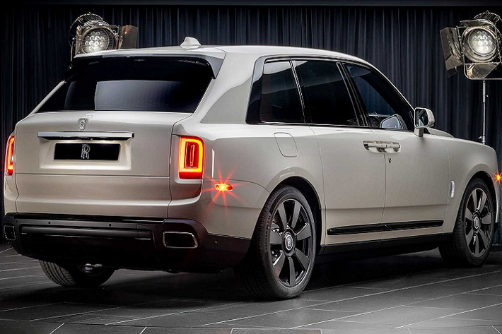 Rolls-Royce đã phát triển 8 màu sắc mới tại trụ sở chính ở Goodwood. Theo hãng xe Anh quốc, các nhà thiết kế đã tạo ra bảng màu này từ lâu nhưng vì một số lý do nên không được công bố sớm. Những tùy chọn màu sơn mới sẽ bổ sung vào danh sách 44.000 màu có sẵn trong bảng màu của Rolls-Royce.