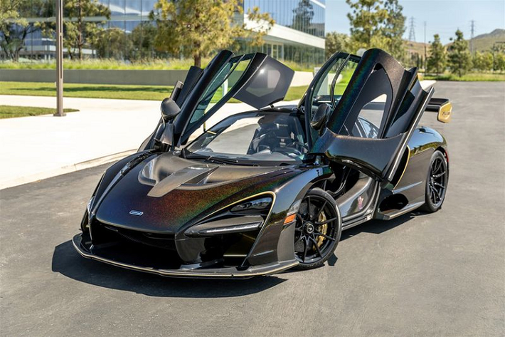 Chiếc siêu xe McLaren Senna này được đặt tên là "Merlin" - trên thế giới không có chiếc thứ hai, xe được hoàn thiện trong màu sơn bóng "thửa riêng" có tên Sorcerer Black.