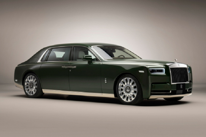 Được đặt tên là Rolls-Royce Phantom Oribe mới, phiên bản đặc biệt này thuộc sở hữu của tỷ phú người Nhật Bản - Yusaku Maezawa. Phantom Oribe được xây dựng dựa trên 2 nguồn cảm hứng là bộ sưu tập gốm sứ cổ đại đẳng cấp bậc nhất thế giới của Maezawa và thương hiệu thời trang xa xỉ toàn cầu Hermes.