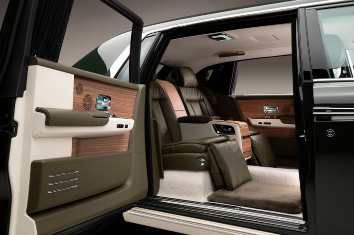 Ngoại hình của chiếc xe siêu sang Rolls-Royce Phantom bản Oribe được tô điểm bởi lớp sơn 2 tông màu xanh lá trầm và màu kem của gốm cổ Oribe. Đặc biệt, màu xanh Oribe Green độc quyền này được Rolls-Royce sản xuất để khoác lên ngoại thất máy bay cá nhân của Maezawa.