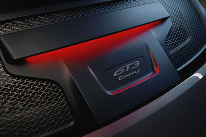 Gói độ Porsche 911 GT3 Touring 2022 còn đi kèm với bộ cánh đó là bộ mâm màu đen Satin Black kích thước 20 inch ở phía trước và 21 inch ở phía sau, đến cả kẹp phanh cũng được phủ đen.