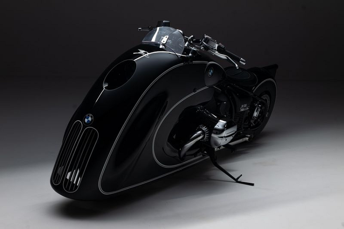 Các trang bị đáng chú ý khác trên xe môtô BMW R18 Spirit of Passion bao gồm ống xả sửa đổi, yên hậu mãi, đèn báo Kellermann cũng như đèn pha LED hiện đại.