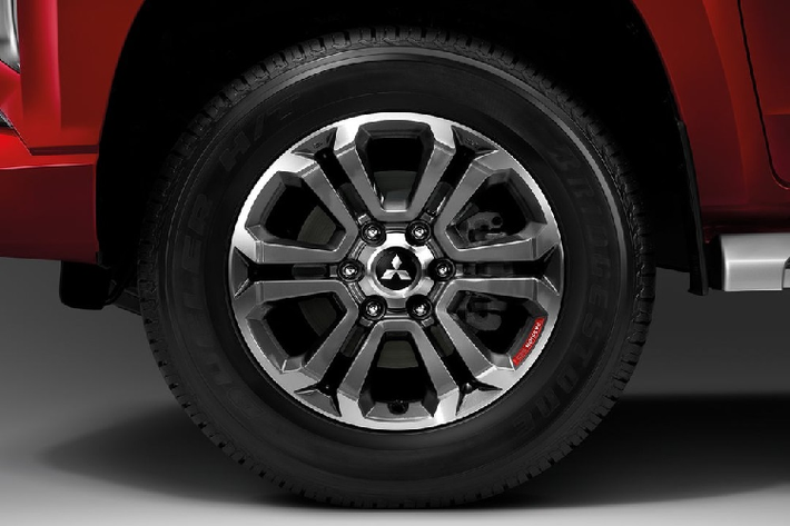 Đúng như tên gọi, mẫu xe bán tải Mitsubishi Triton Passion Red Edition 2021 được sơn ngoại thất màu đỏ Solid Red dành riêng cho mẫu xe này. Thêm vào đó là logo “60 Years 1961-2021” trên cửa trước và bộ vành hợp kim 18 inch với thiết kế 6 chấu kép. Trên vô lăng có điểm nhấn màu đỏ với dòng chữ "Passion Red" như dấu hiệu nhận biết cho phiên bản đặc biệt.