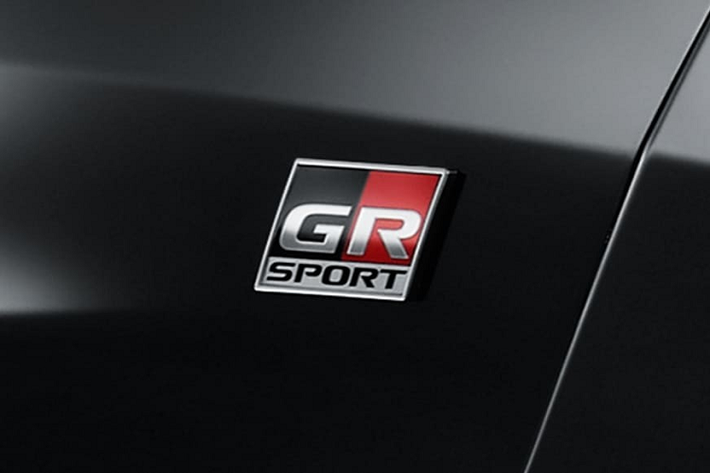 ... và tem chữ "GR Sport" ở dưới cửa cũng như cốp sau.