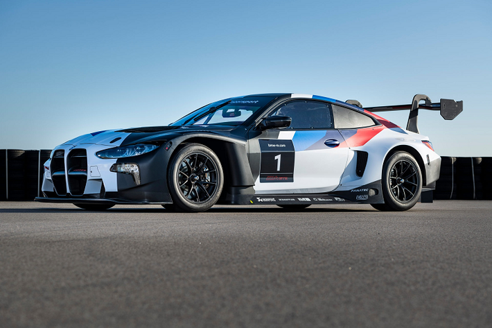 Ngoài ra, khách hàng có thể nâng cấp chiếc M4 GT3 với gói Competition Package. Trang bị này bao gồm hệ thống đèn pha phụ trợ, số đeo thân xe phát sáng, hệ thống cảnh báo áp suất lốp với 8 cảm biến, hệ thống đo lượng phuộc và quãng đường chân ga, hệ thống camera radar CAS-M của Bosch, bộ mâm phụ trợ và một ngày tập luyện trên hệ thống giả lập BMW M Motorsport M4 GT3.