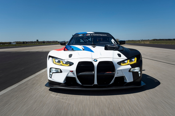Giá xe BMW M4 GT3 2021 có mức khởi điểm khoảng 530.000 USD tại thị trường Mỹ. Trong khi đó, nếu lựa chọn thêm gói trang bị Competition Package, khách hàng phải trả thêm khoảng 55.000 USD.