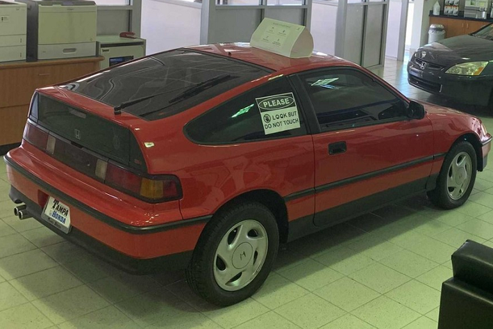 Có vẻ như chiếc Honda CRX Si này được bảo dưỡng rất cẩn thận và kỹ lưỡng nên vẫn dùng động cơ cũng như hộp số nguyên bản mà không cần thay mới.