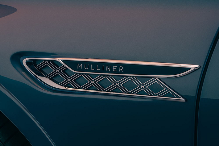 Bước vào bên trong Bentley Flying Spur Mulliner 2022, khách hàng sẽ bắt gặp một số chi tiết nổi bật như nội thất bọc da phối 3 màu và ốp bậc cửa phát sáng. Ghế của Bentley Flying Spur Mulliner 2022 được khâu hình quả trám sang trọng. Theo hãng Bentley, mỗi hình quả trám này được tạo ra bằng 712 mũi khâu.