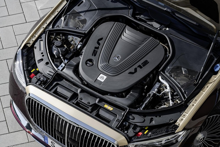 Đúng như đồn đoán từ trước đó, mẫu xe siêu sang Mercedes-Maybach S680 2022 được trang bị động cơ xăng V12. Có vẻ như hãng Mercedes-Benz vẫn quyết giữ lại máy V12 dù nhiều thương hiệu khác, điển hình như đối thủ truyền kiếp BMW, đã từ bỏ loại động cơ này.