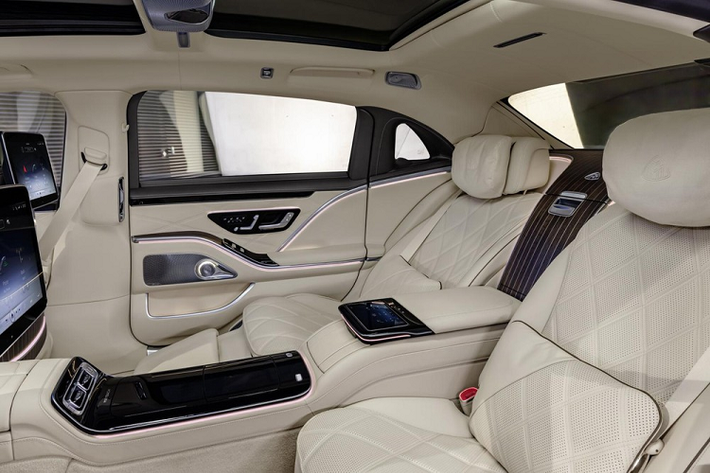 Ngoài ra, Mercedes-Maybach S680 2022 còn được trang bị các chi tiết ốp gỗ Designo, ghế bọc da khâu hình quả trám, viền ghế màu tương phản cũng như bộ bàn đạp và mùi hương dành riêng cho xe Mercedes-Maybach S-Class. Tiếp đến là hệ thống âm thanh vòm Burmester 4D và hệ thống giải trí MBUX dành cho hàng ghế sau, đi kèm 2 màn hình 11,6 inch cũng như máy tính bảng.
