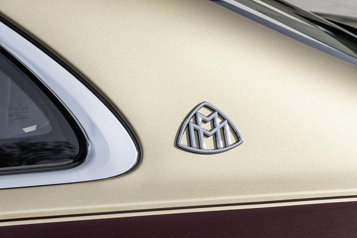 Trong khi đó, thiết kế ngoại thất của Mercedes-Maybach S680 2022 gần như không khác gì các phiên bản còn lại. Xe cũng có lưới tản nhiệt với nhiều nan mạ crôm nằm dọc, tay nắm cửa có thể bật lên, thụt xuống, cửa sau tự hít, cửa sổ trời toàn cảnh Panorama, bộ vành hợp kim đa chấu riêng...