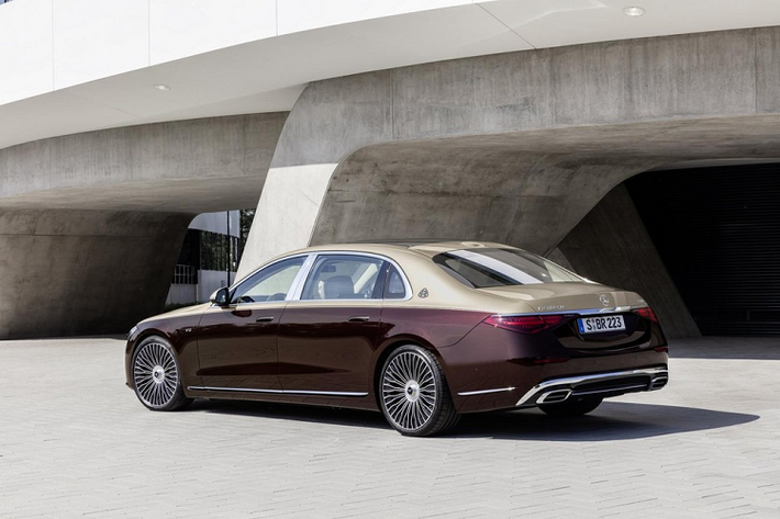 Ở Mercedes-Maybach S680 2022 hoàn toàn mới này, khối động cơ của xe dùng bộ tăng áp kép được chế tạo thủ công và có dung tích 6.0L. Động cơ tạo ra công suất tối đa 621 mã lực và mô-men xoắn cực đại 1.001 Nm giống Mercedes-Maybach S650 cũ.
