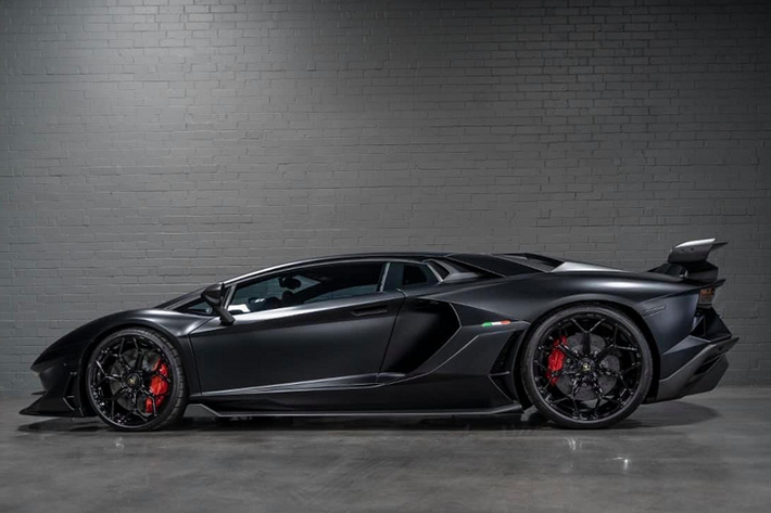 Nhờ bổ sung bộ tăng áp kép từ Precision Turbo & Engine, chiếc Aventador SVJ này vượt xa hiệu suất tiêu chuẩn 759 mã lực và mô-men xoắn 728 Nm. Thay vào đó, nó có sức mạnh lên tới 1.600 mã lực, tuy nhiên đây chưa phải là con số tối đa.