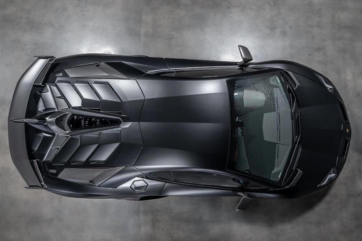 Việc được bổ sung bộ tăng áp khiến sức mạnh của siêu xe Lamborghini Aventador SVJ này tăng đáng kể. Ngoài ra, âm thanh động cơ cũng trở nên uy lực hơn, một phần nhờ vào hệ thống ống xả titan.