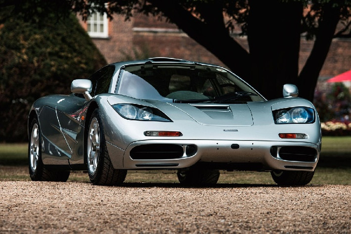McLaren F1: Được biết đến nhiều nhất trong bộ sưu tập siêu xe của Elon Musk là chiếc McLaren F1 đời 1997. Musk mua siêu xe này vào năm 28 tuổi (năm 1999) với mức giá 815.000 USD. Đây là món quà tỷ phú tự thưởng sau thương vụ bán lại công ty trị giá 22 triệu USD ở Thung lũng Silicon.