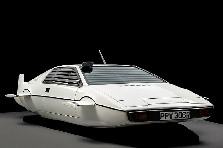 Lotus Esprit "Wet Nellie": Một công ty tại Floria đã sửa đổi chiếc Lotus Esprit S1 thành chiếc Wet Nelli - mẫu xe lặn dưới nước của James Bond trong tập phim The Spy Who Loved Me (1977). Ở thời điểm đó, chi phí chế tạo mẫu xe này chỉ khoảng 100.000 USD nhưng đã được Elon Musk trả giá 1 triệu USD vào năm 2013, trong một buổi đấu giá.