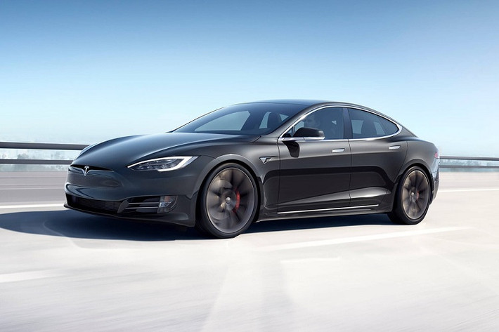 Là người sáng lập hãng xe điện Tesla, tỷ phú Elon Musk có đầy đủ mẫu xe của hãng này trong bộ sưu tập, từ Model 3 đến Cybertruck. Bên cạnh đó, "người giàu nhất thế giới" vẫn có tình yêu với các mẫu xe dùng động cơ đốt trong. Thậm chí, số lượng xe động cơ đốt trong của tỷ phú này còn nhiều gấp 2-3 lần dàn xe điện. Thậm chí, Elon Musk còn sở hữu cả máy bay chiến đấu.