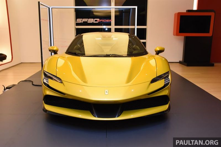 Về thiết kế, Ferrari SF90 Spider sở hữu ngoại hình nổi bật và bắt mắt với những đường nét thiết kế mềm mại pha trộn nét hiện đại, tinh tế và tạo được sự riêng biệt, không thể bị nhầm lẫn với những "người anh em" khác trong gia đình Ferrari.