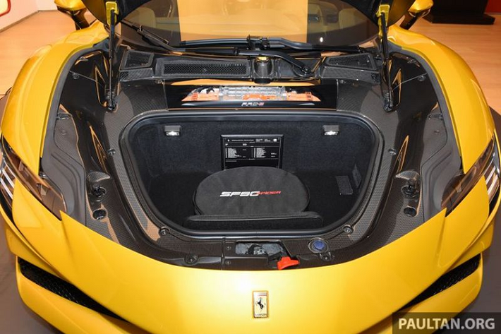 Ferrari SF90 Spider được trang bị khối động cơ xăng tăng áp V8 4.0L, cho ra công suất 769 mã lực và mô-men xoắn cực đại 800 Nm, kết hợp với 3 mô-tơ điện, cung cấp thêm 217 mã lực, cho tổng công suất lên tới 986 mã lực và 900 Nm. Siêu xe mui trần có thể dễ dàng tăng tốc từ 0 - 100 km/h chỉ với 2,5 giây trước khi đạt vận tốc tối đa 340 km/h.