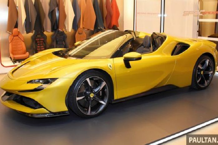 Naza Italia vừa chính thức giới thiệu Ferrari SF90 Spider mới cho thị trường Malaysia, tương tự như mẫu xe ra mắt ở Hồng Kông hồi tháng trước, SF90 Spider tại Malaysia cũng có ngoại thất màu vàng và nội thất màu tối.