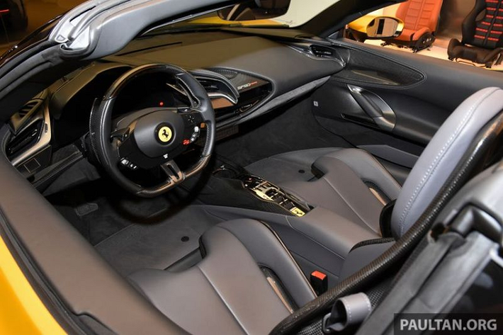 SF90 Spider được trang bị phần mui đặc biệt có thể đóng/mở trong 14 giây ở tốc độ tối đa 45 km/h. Đáng chú ý, toàn bộ phần mui khi được gấp lại chỉ chiếm thể tích khoảng 100 lít.