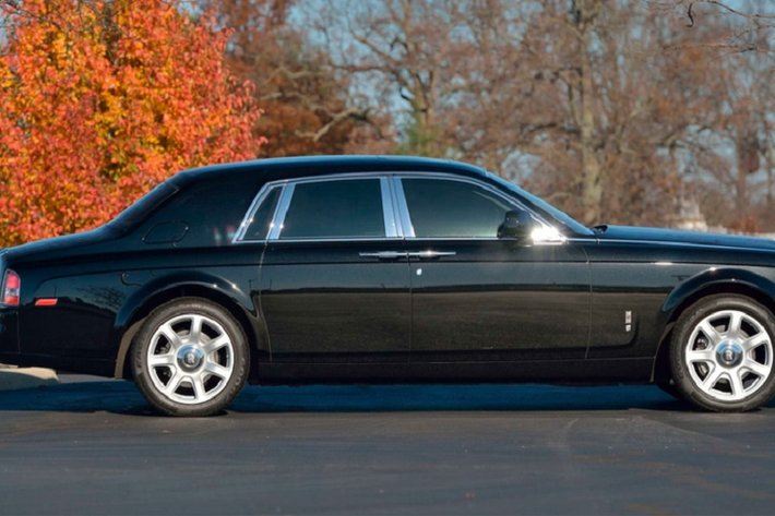 Có thể thấy ngoại thất chiếc xe Rolls-Royce của Tổng thống Trump được giữ nguyên bản hoàn toàn. Phần vỏ bên ngoài được phủ lớp sơn màu đen ánh tím tương tự nhiều chiếc Phantom khác, mâm xe là loại 7 chấu với kích thước 21 inch.