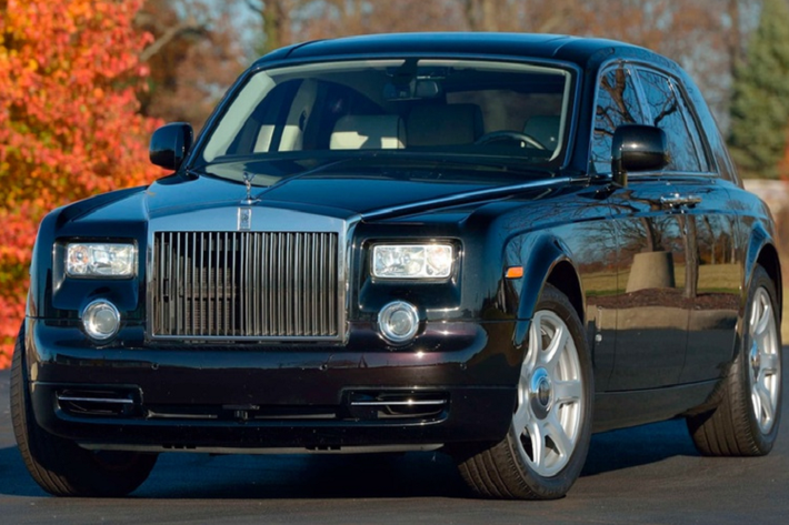 Một chiếc Rolls-Royce Phantom đời 2010 từng thuộc sở hữu của Tổng thống Donald Trump đã được niêm yết trên sàn đấu giá Mecum Auctions. Đây được xem là một trong những mẫu xe có giá trị cao trong bộ sưu tập xe của Tổng thống Donald Trump.
