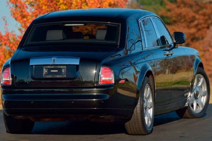 Chiếc Rolls-Royce Phantom này đã di chuyển được 91.249 km, giá xe Rolls-Royce Phantom 2010 này ước tính của mẫu xe này là 300.000-400.000 USD. Hầu hết Phantom đời 2009-2011 thường chỉ có giá bán khoảng 150.000 USD.