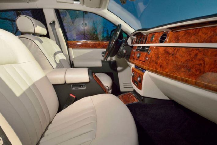 Để làm tăng giá trị của chiếc Rolls-Royce Phantom này, Tổng thống Donald Trump đã ký vào một trang trong sách hướng dẫn sử dụng xe, cùng với đó là dòng chữ "I loved this car - It is great. All the best".