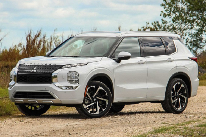 Xu hướng của khách hàng hiện nay là những chiếc crossover nhỏ gọn, linh hoạt trong môi trường giao thông đô thị với cấu hình 3 hàng ghế. Tuy nhiên, cấu hình 3 hàng ghế tiêu chuẩn mới không phải là điểm cộng duy nhất của Mitsubishi Outlander 2022 mới. Phiên bản mới còn được đánh giá cao nhờ loạt trang bị công nghệ tiên tiến, trải nghiệm lái thoải mái và một số tính năng an toàn chủ động tốt nhất hiện nay.