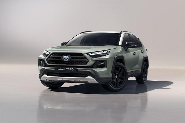 Hãng xe ôtô Nhật Bản đã chính thức tung ra những hình ảnh và thông tin đầu tiên của Toyota RAV4 2022 mới dành cho thị trường châu Âu. Bước sang phiên bản 2022, mẫu SUV cỡ C này được thay đổi cả về thiết kế lẫn trang bị.