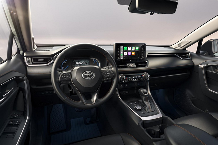 Theo đó, mẫu xe SUV Toyota RAV4 2022 được trang bị cụm đèn pha LED tái thiết kế. Bên trong, đèn pha chính được đặt ở nửa bên dưới, nhường chỗ cho dải đèn LED định vị ban ngày hình chữ "U" phía trên. Ở thị trường châu Âu, Toyota RAV4 2022 sẽ được trang bị đèn pha LED và đèn sương mù LED tiêu chuẩn. Một thay đổi nữa của mẫu SUV bán chạy nhất thế giới nằm ở vành la-zăng hợp kim với thiết kế 10 chấu mới. Bộ vành này có thể sơn màu bạc hoặc đen.