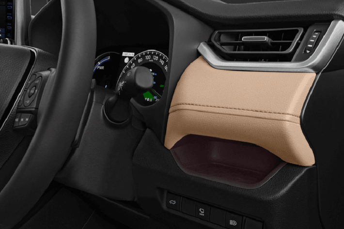 Bên sườn, Toyota RAV4 Adventure 2022 được trang bị chắn bùn rộng hơn và bộ vành hợp kim 19 inch riêng, sơn màu xám nhám. Cuối cùng là ngoại thất sơn màu xanh Urban Khaki phối nóc xám Dynamic Grey chỉ dành riêng cho phiên bản Adventure.