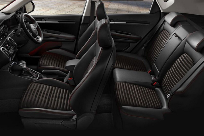 Khu vực bảng táp-lô trung tâm giống Sorento với màn hình nổi đặt ngang liền mạch với cụm đồng hồ sau vô-lăng. Phía dưới là khu vực điều hòa được bao bọc bởi 2 cửa gió đặc trưng. Trong khi đó, cần số của Kia Sonet giống hệt với Seltos đang bán ở Việt Nam. Kia Sonet 2021 sử dụng vô-lăng 3 chấu D-Cut bọc da với những đường chỉ khâu đỏ ấn tượng. Thiết kế này tiếp tục ảnh hưởng từ Seltos kết hợp cùng nhiều phím bấm sử dụng nhựa đen bóng sang trọng.