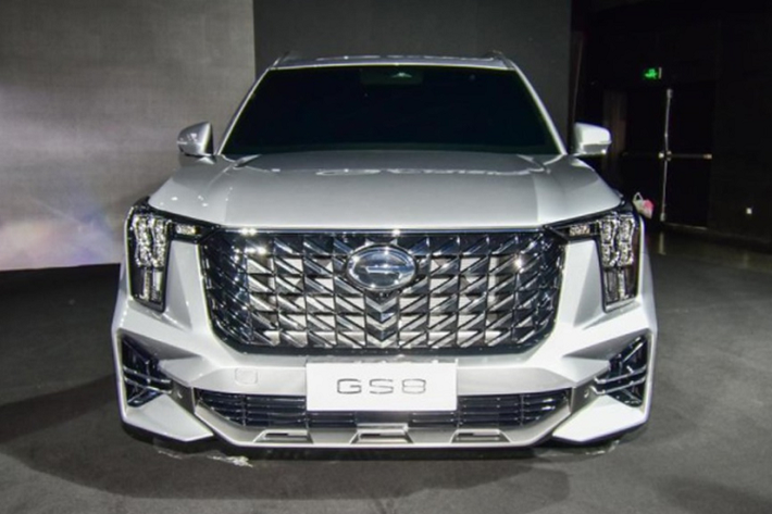 GAC Trumpchi GS8 2022 mới bản cao cấp được trang bị bộ mâm 21 inch với thiết kế khá phức tạp và được bao bởi lốp Michelin PS4 SUV với kích thước 265/45 R21. Còn các phiên bản khác sẽ sử dụng bộ vành 19-20 icnh.