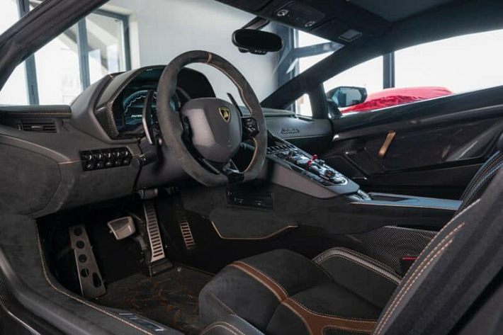 Chỉ có 63 chiếc siêu xe Lamborghini Aventador SVJ63 được sản xuất trên toàn thế giới và vẫn chưa có bất kỳ chiếc nào xuất hiện tại dải đất hình chữ S. Vì thế, sự có mặt của 1 chiếc Lamborghini Aventador SVJ63 sẽ tạo nên dấu ấn chơi xe của nhà giàu Việt. Chiếc siêu xe Lamborghini Aventador SVJ63 "nhăm nhe" về Việt Nam có ngoại thất sơn màu trắng mờ cùng với đó là hàng loạt chi tiết sử dụng carbon nhám để tạo điểm nhấn, ngoài ra là màu vàng hồng ở bộ mâm hay vài chi tiết nhỏ ngoại hình cũng tạo nên sự lạ mắt cho xe.
